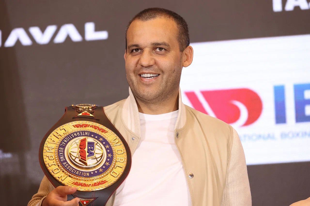 Умар Кремлёв с чемпионским поясом IBA